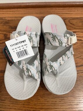 New Skechers Women’s Foamies Camo Strap Sandals in Gray and Pink. Size 8